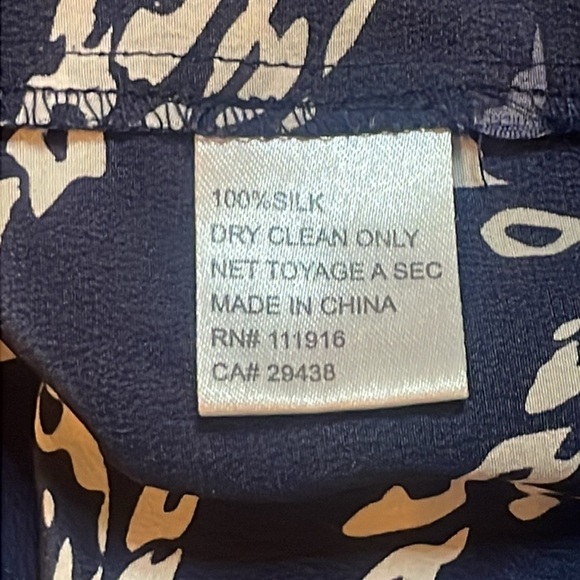 YUMI KIM 100% Silk Top Blouse Shirt Floral Navy Spring Work Casual Date Night XS - Picture 3 of 3